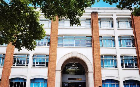 东华学院由香港最大的慈善机构——东华三院2010年出资创办，专门培养医护人才。到