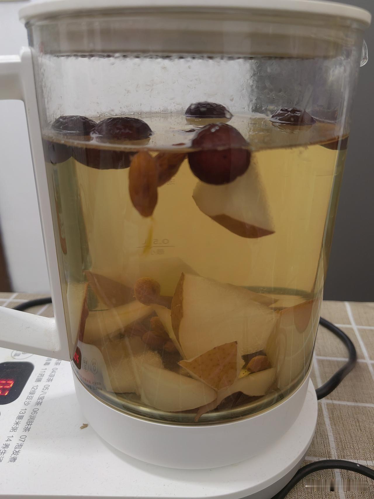 下班到家第一件事是切半个红梨，洗几个大枣，弄2块冰糖，然后放到养生壶中，倒入1.