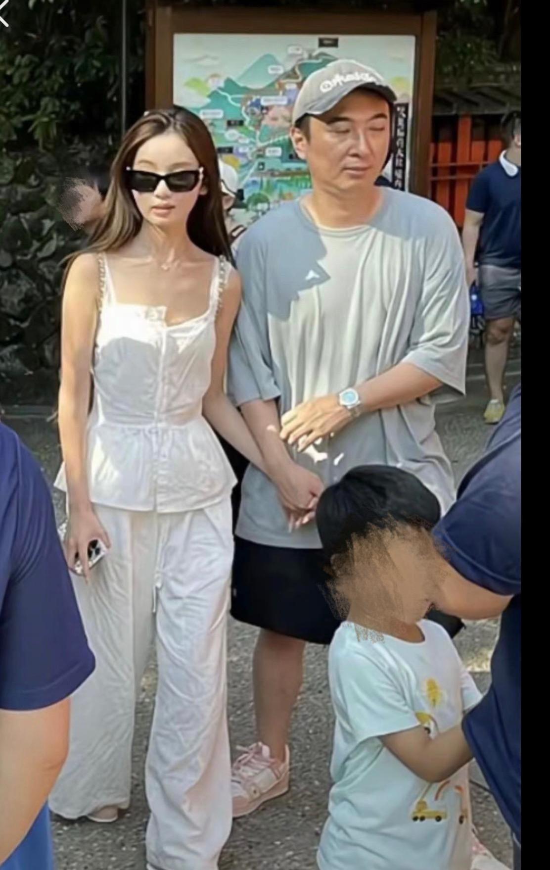 王思聪和懒懒手牵手，看着好甜蜜啊！王思聪这人吧，挺专一的，每次恋爱都真心实意，一
