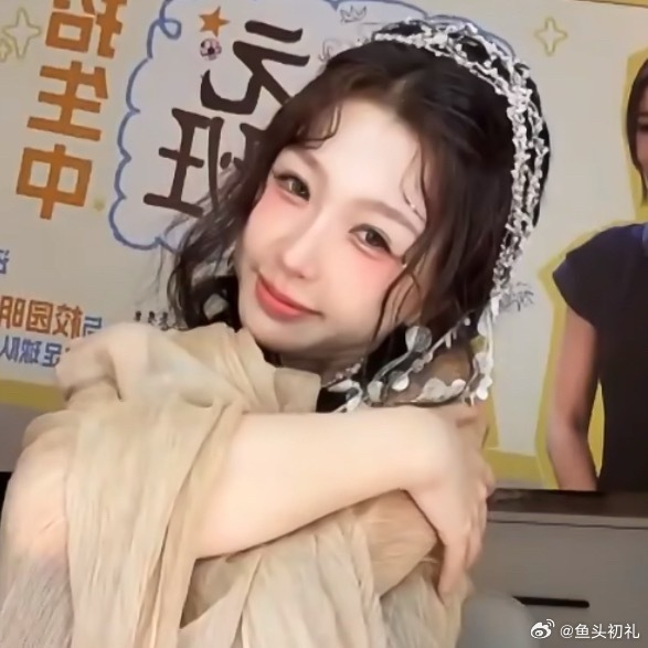 你们知道吗 其实虞书欣本来是想抱我的 她知道我在看 