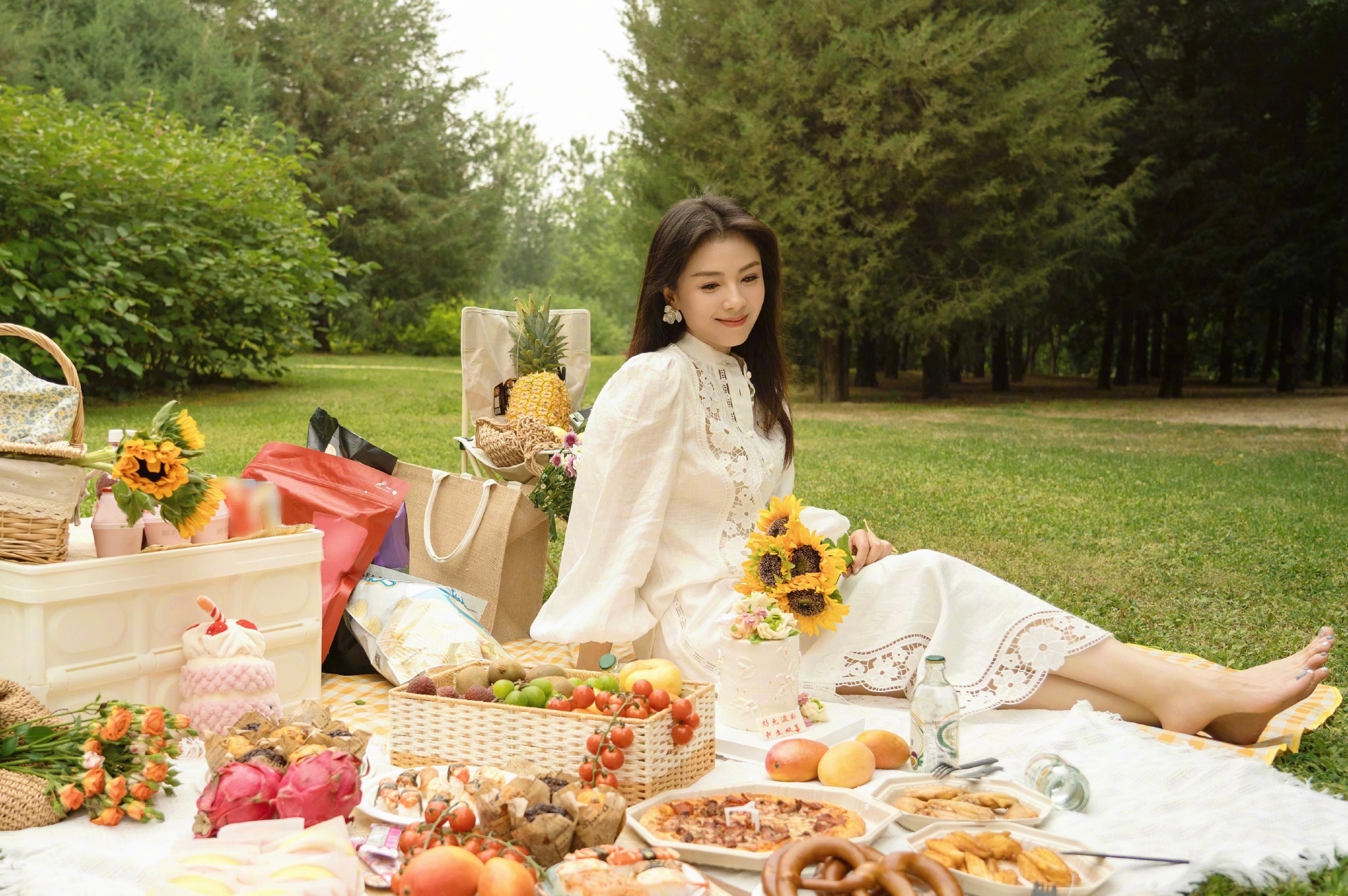 刘涛，白裙子穿搭，总是如此优雅温柔。刘涛