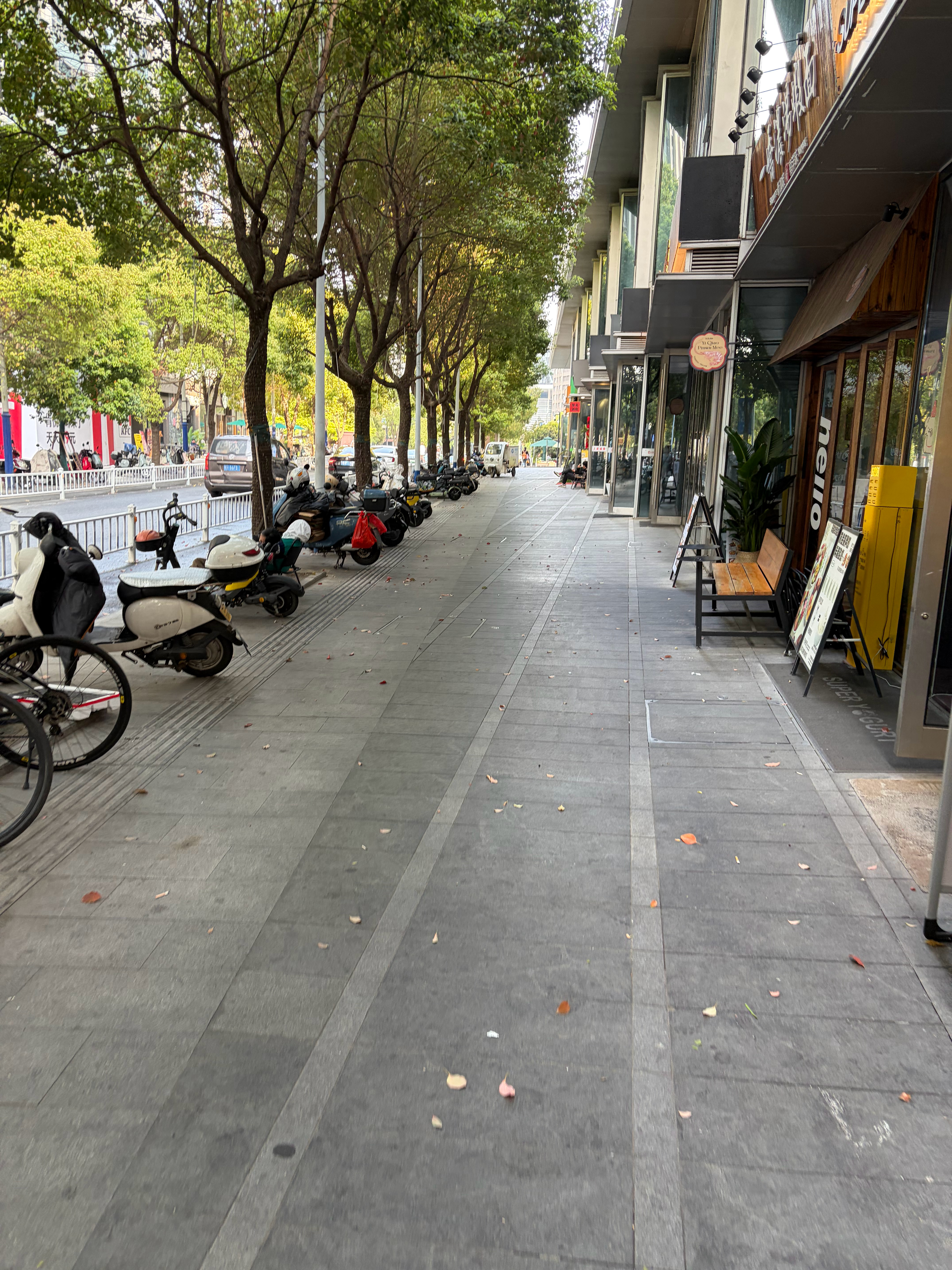 我才发现高德地图步行导航有这个楼阴路段，下午西晒的时候走这段路有楼遮挡的阳光