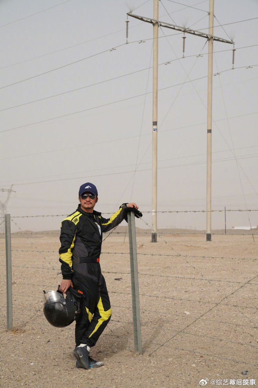 吴京居然戴了耳钉 小小的耳钉给硬汉气质添了丝随性时髦，吴京越来越会了。 
