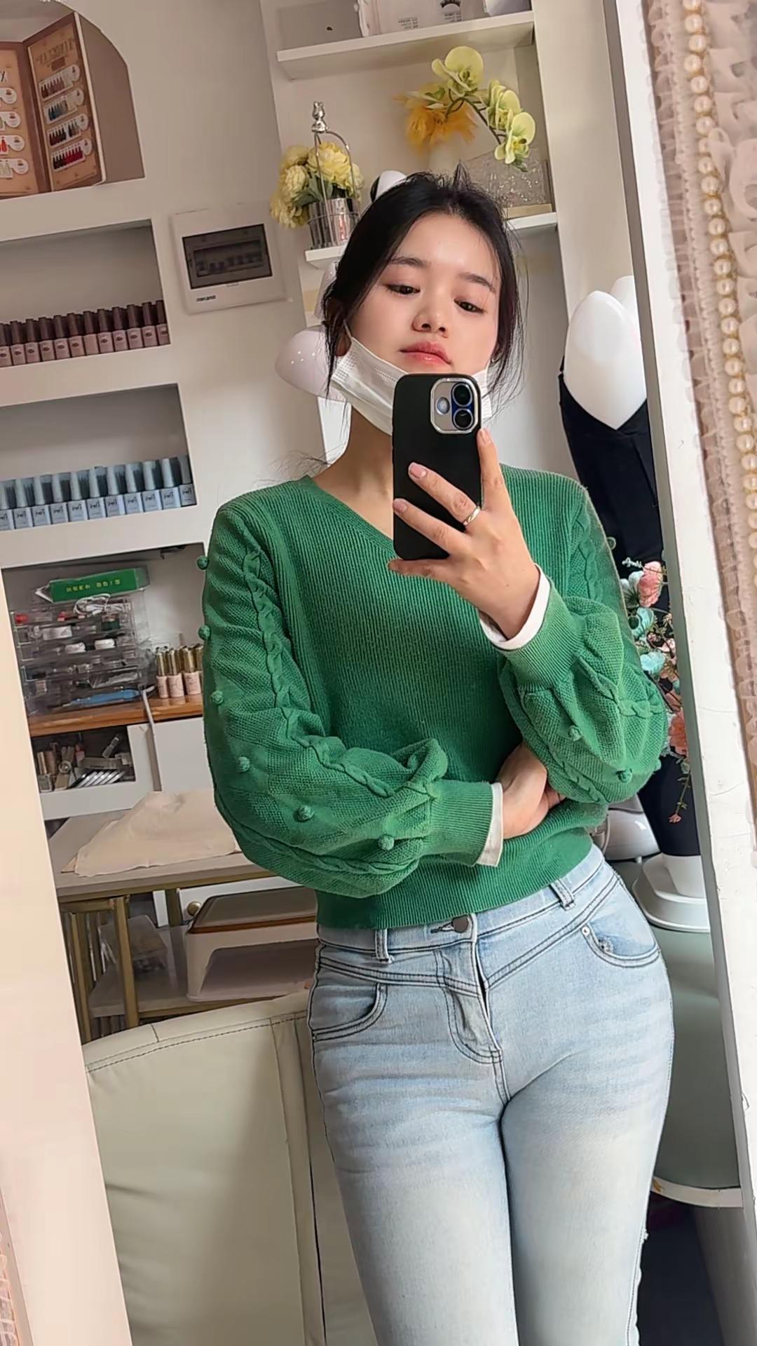 贵州女孩90后对镜拍牛仔裤 微胖女生