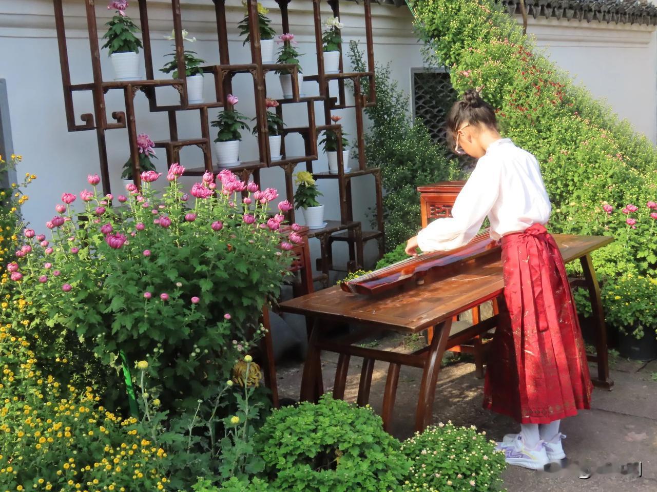 “古风少女在花园中静心弹琴”🌸🖼️💐