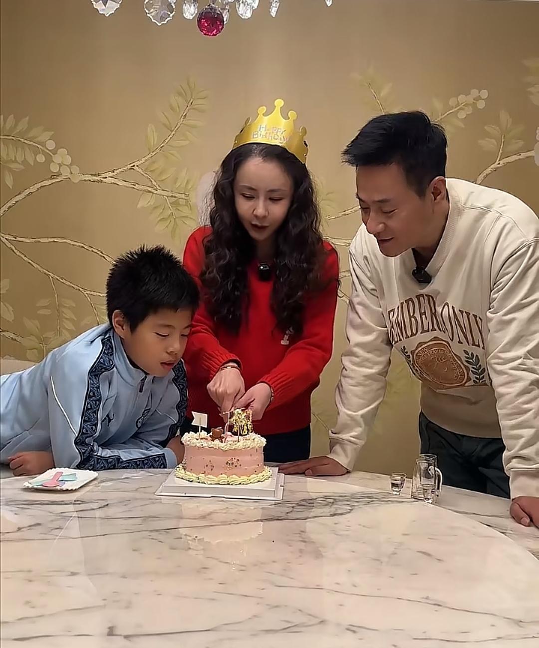 导演加演员连奕铭杨若兮和宝贝儿子一家三口幸福感爆棚。杨若兮过生日连奕铭下厨，夫妻