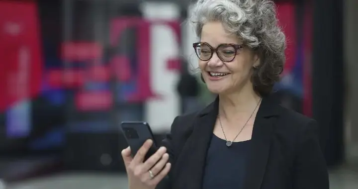 電廠 | 當虛擬戀人“失語”，AI陪伴生意的合規困局