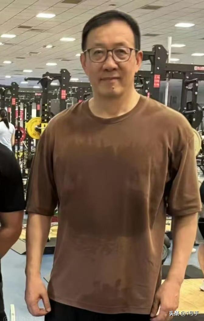 难怪这小老头身板那么笔直……
在网上看到了几张董部长在健身房撸铁的照片，还有卷腹