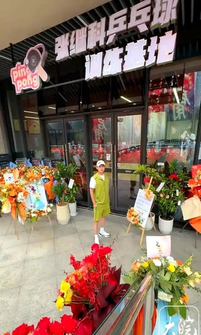 【#张继科新球馆暑假班已招满#，#新球馆训练班张继科全程带队上课#】今年5月，张