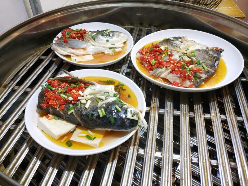 今日必须晒出我的美食战果！做了蒜蓉粉丝蒸扇贝和剁椒鱼头。
蒜蓉粉丝蒸扇贝，简单又