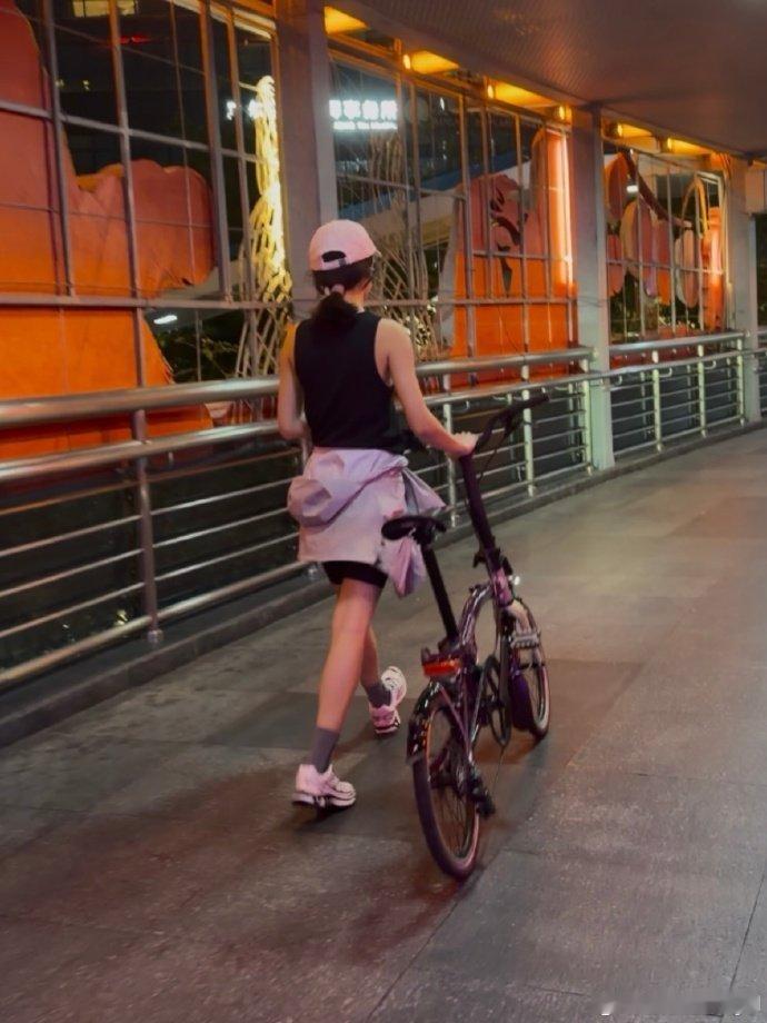 赵今麦citybike九宫格赵今麦竟然素颜出现了，看到这立体的五官也是好漂亮，而