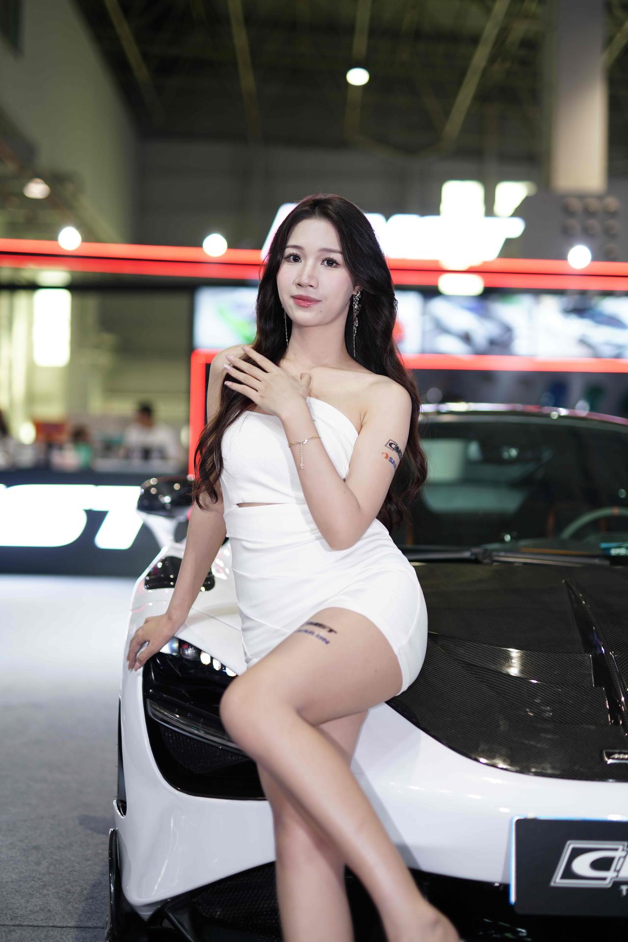 车模早已超越了“车辆陪衬”的单一角色。她们是品牌的形象大使，用专业的仪态与讲解，