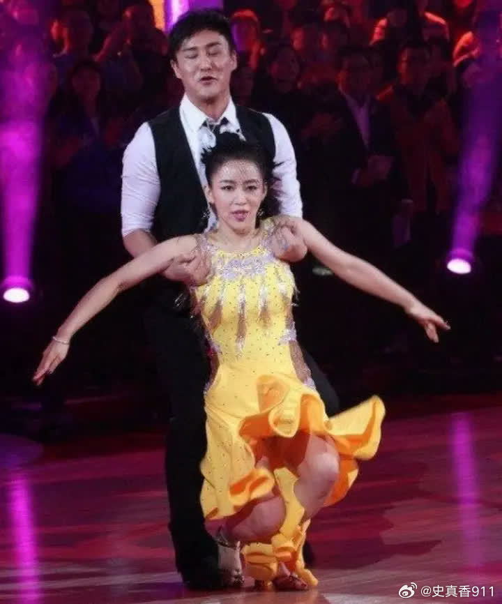 40岁身价8亿无人敢娶，曾公开了四条择偶标准，应征者却寥寥无几，有网友还吐槽说：