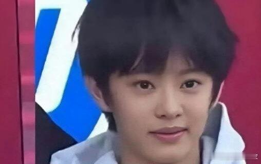 等等 14 岁生日照曝光，和孙俪的同框宛如复制粘贴，眉眼间的灵气完全遗传妈妈，网