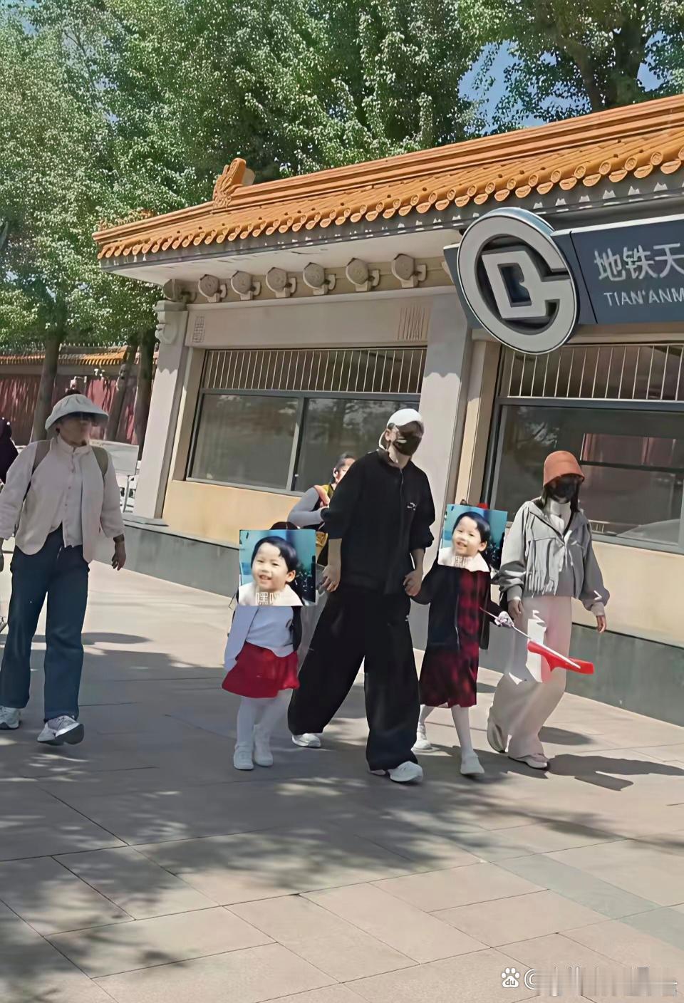 偶遇张杰谢娜一家去天安门张杰家庭事业两不耽误：刚开完16场演唱会的他，马上带着老