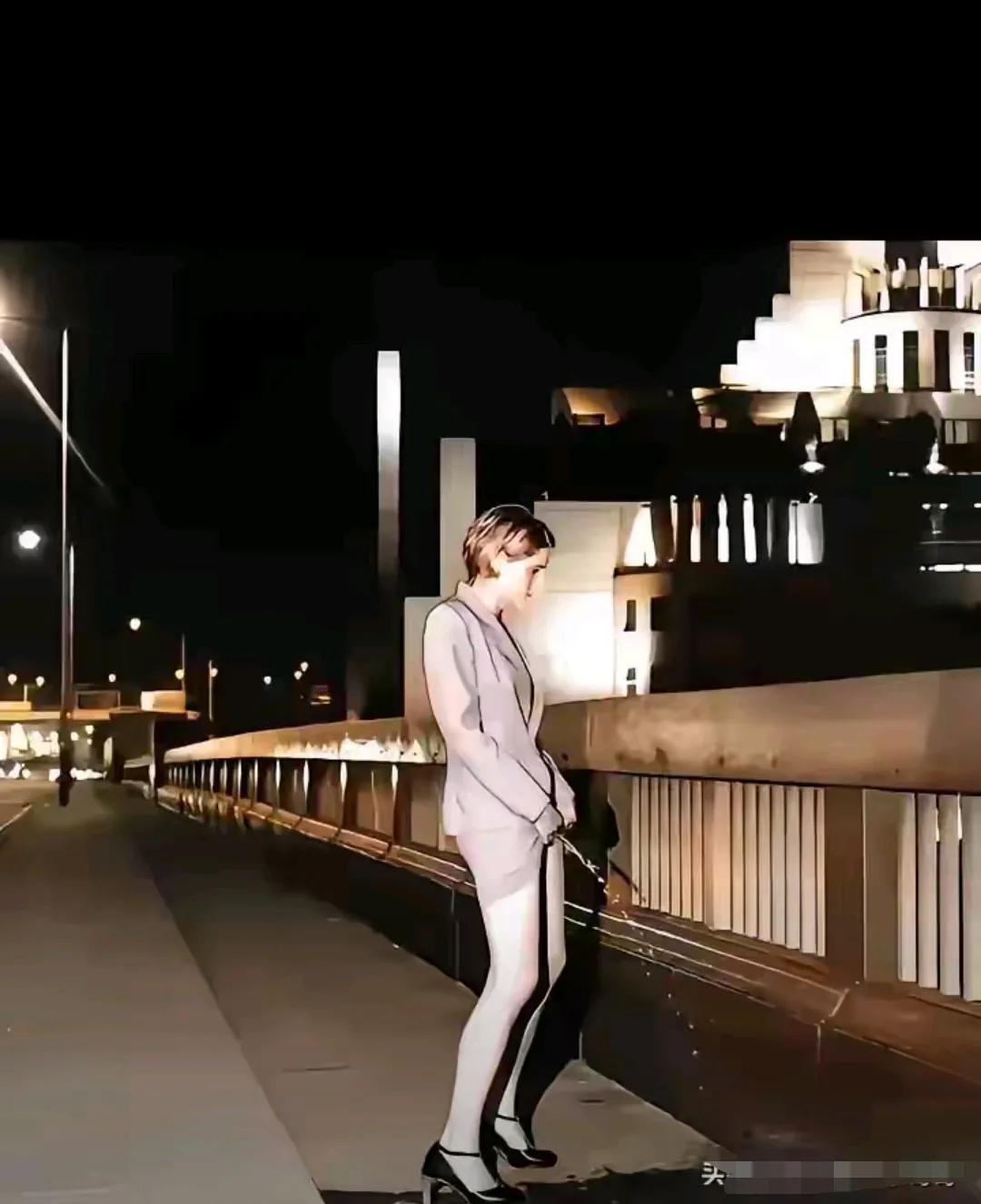 奇怪奇怪真奇怪，
揉揉眼睛定睛看，
动作潇洒看打扮，
是男是女难分辨。

夜深人