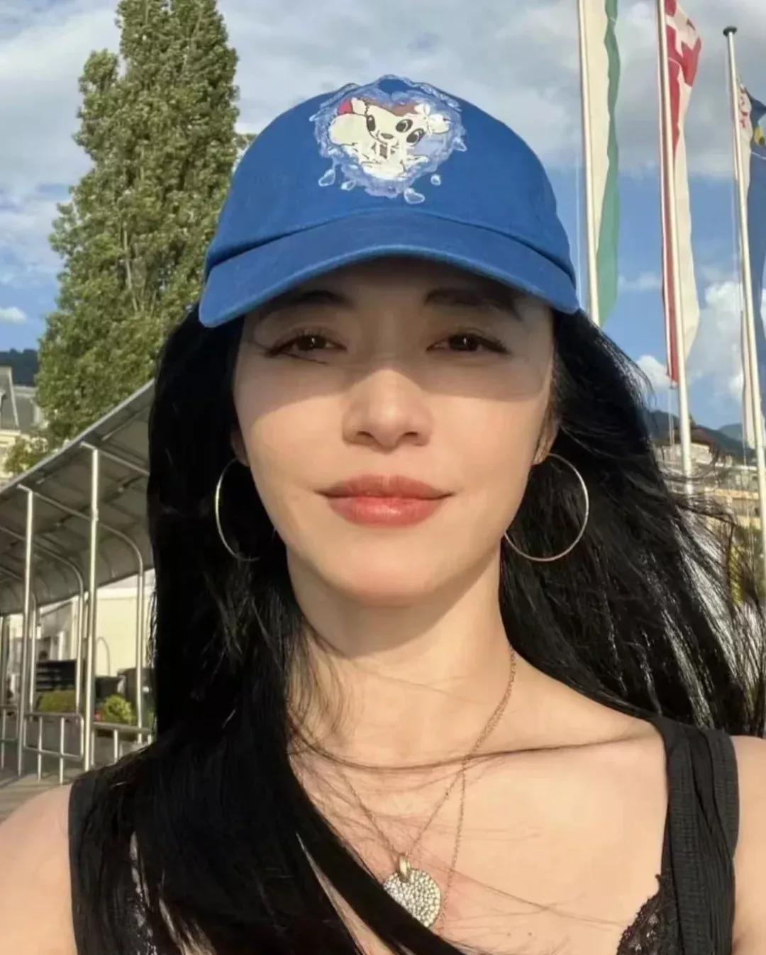 姚晨的“减产”，不是没戏拍，是戏得按她的规矩来。
坏兔子影业的办公室里，她看剧