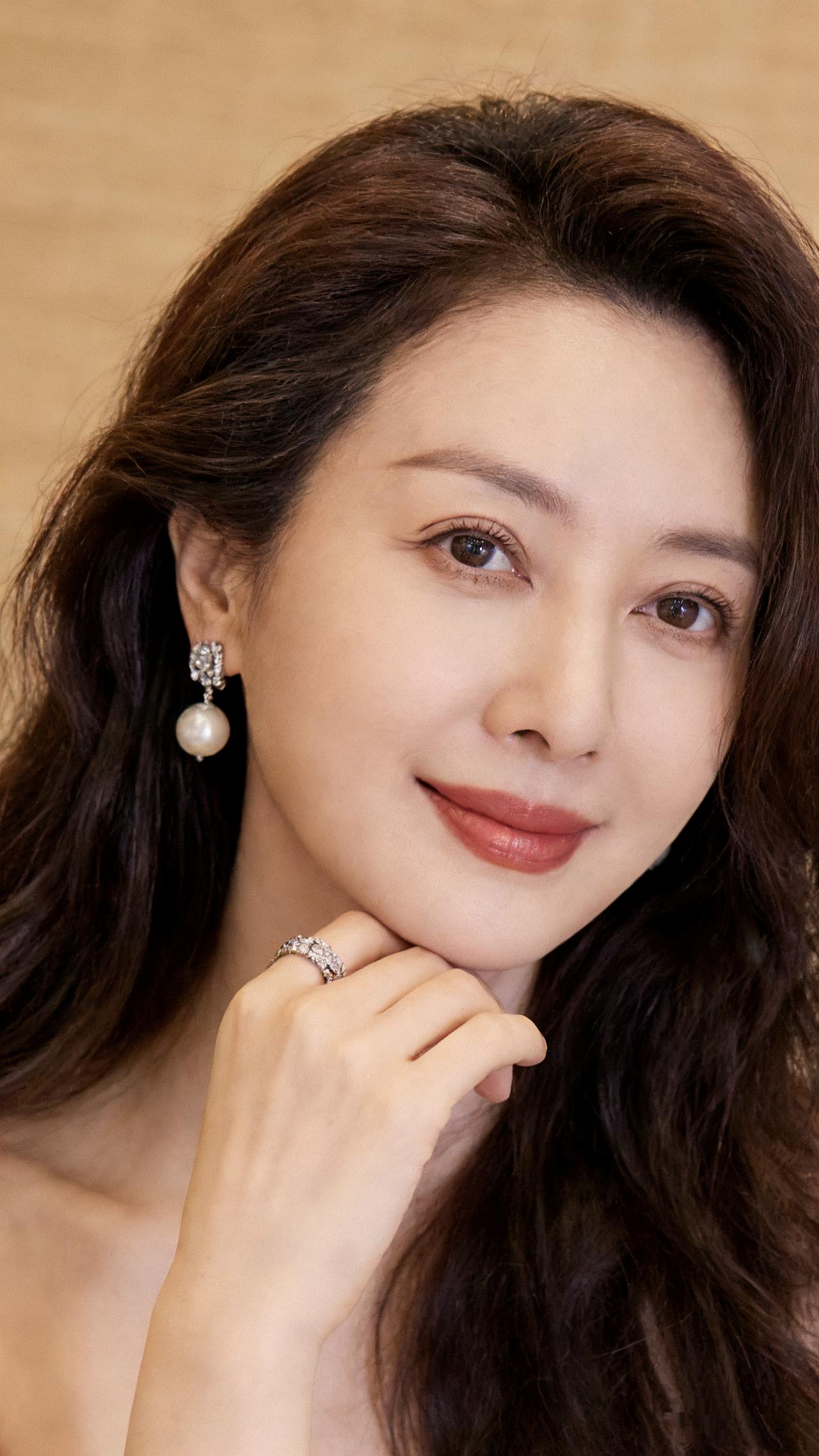优雅气质，珍珠耳环与戒指的完美搭配，尽显女性魅力！💍✨