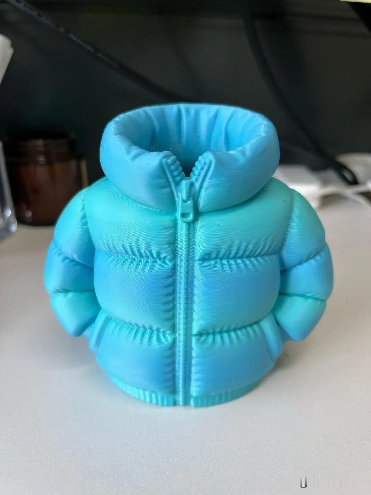 同事用3D打印机给娃打的笔筒，萌到我了！
现在千元级3D打印机就能让孩子实现玩具