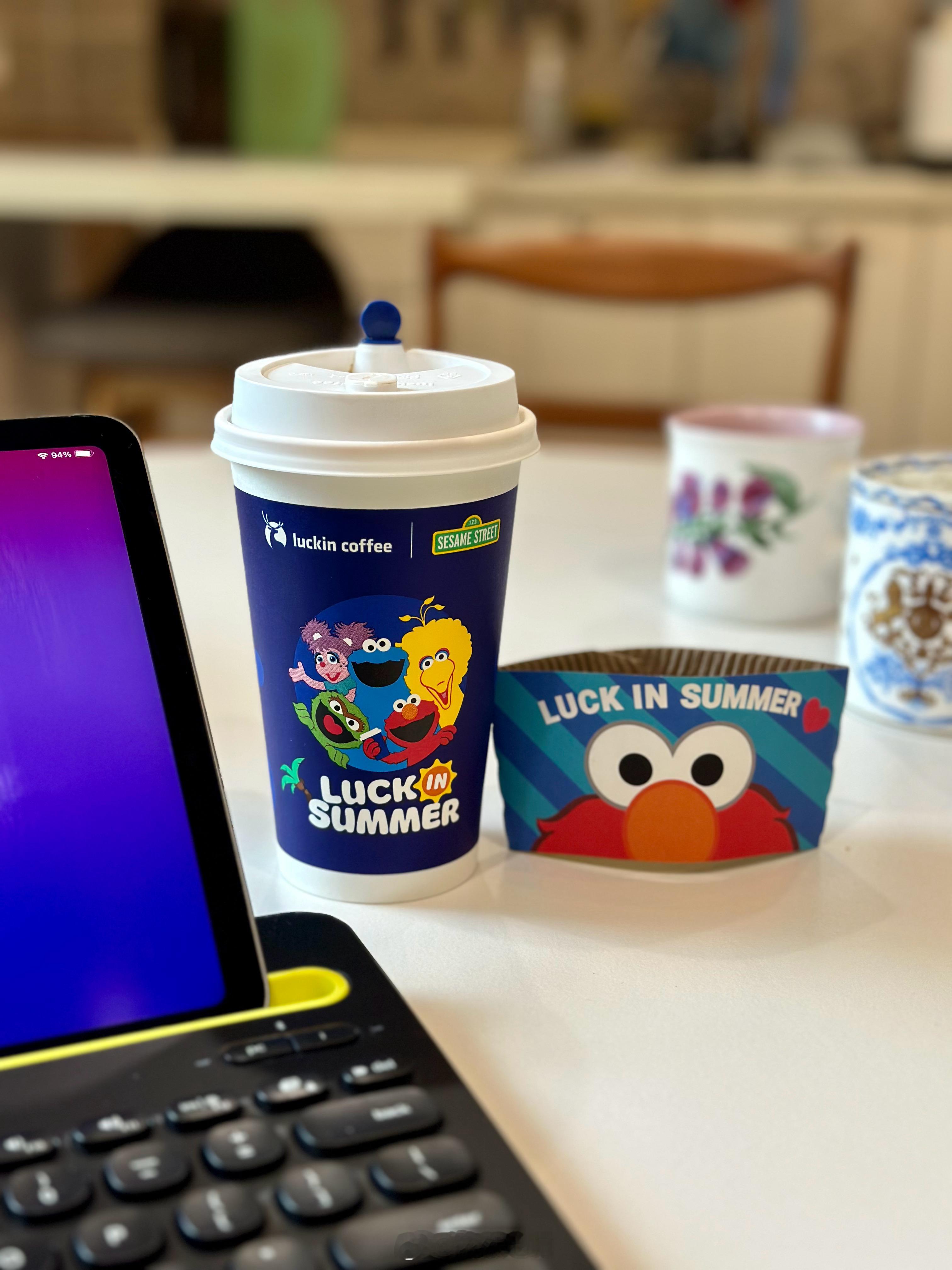 瑞幸和芝麻街联名，这杯咖啡让我惊喜了！加浓美式送到家才10块钱，欢快的设计给阴雨