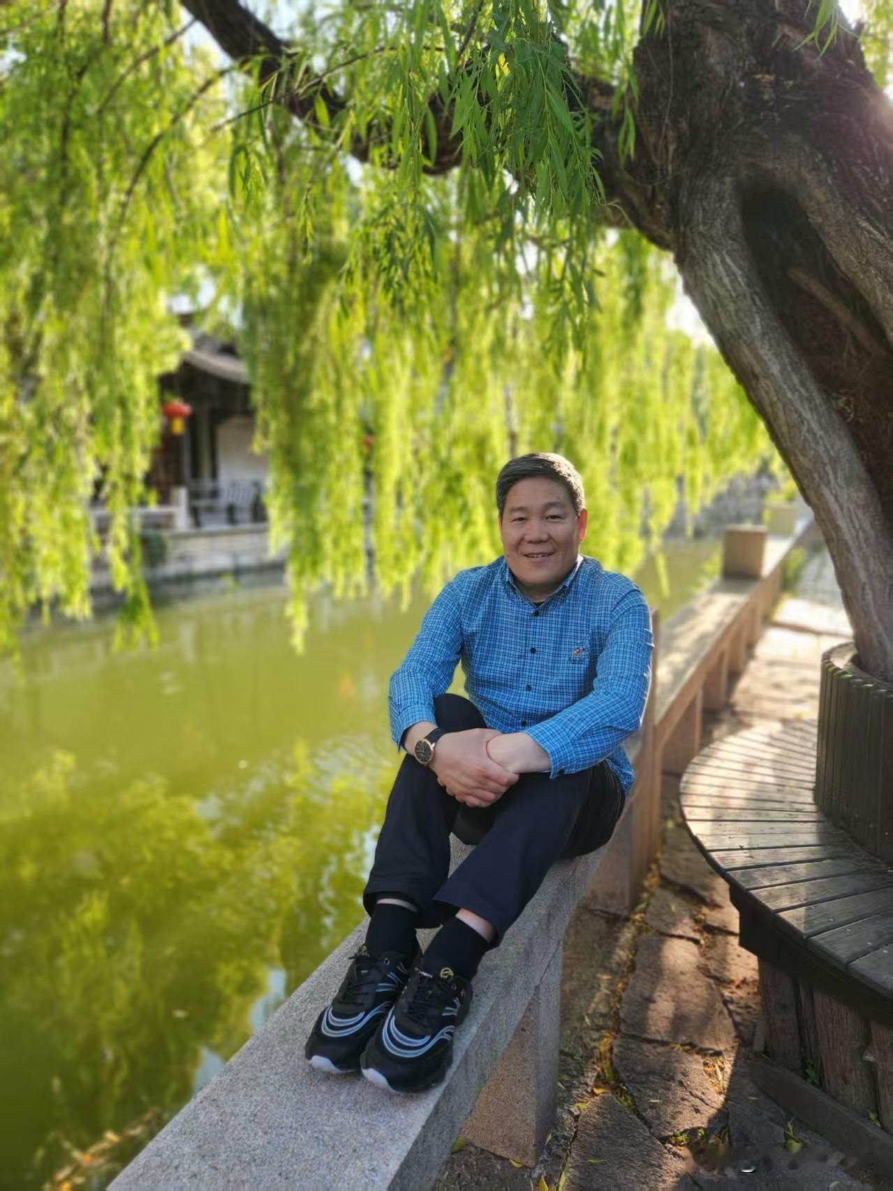 感冒误治闭门留寇案

于志国
 
患者中年男性，从教为业。初患外感感冒，寻医调治