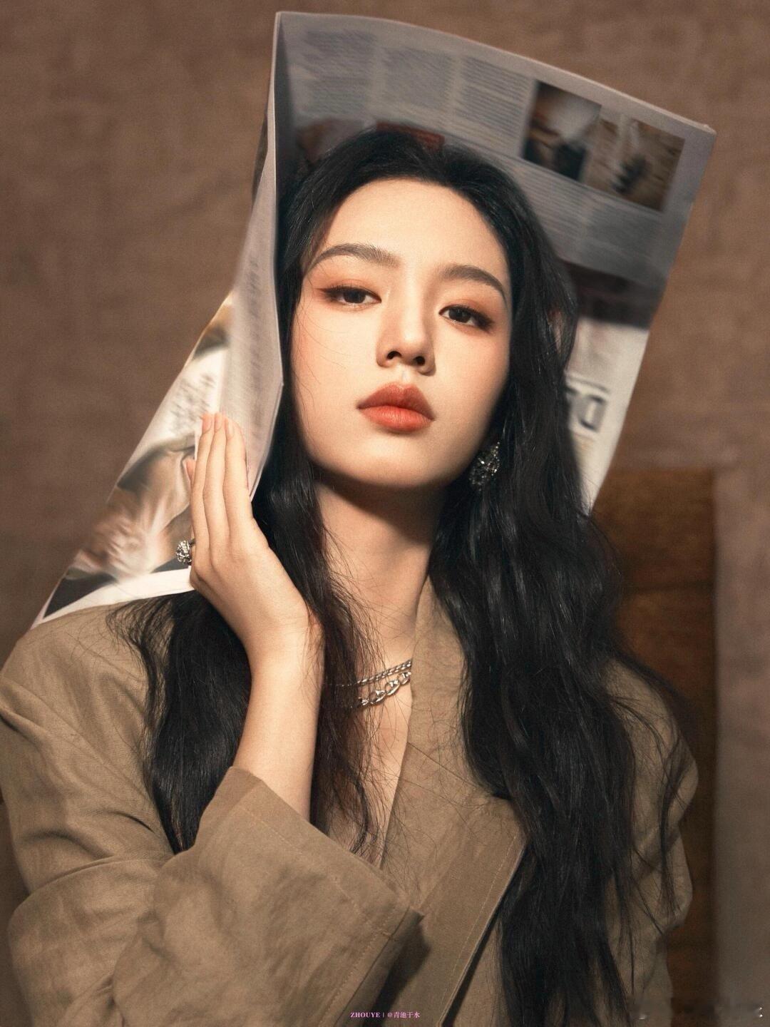 周也[超话]   顶级冷艳骨像美女，西服外套大秀颜值盛很有一种冷艳美女的既视感，