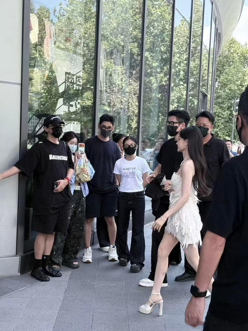李一桐白孔雀公主李一桐抹胸羽毛裙一袭纯白抹胸羽毛裙惊艳亮相，轻盈羽毛层层铺开，李