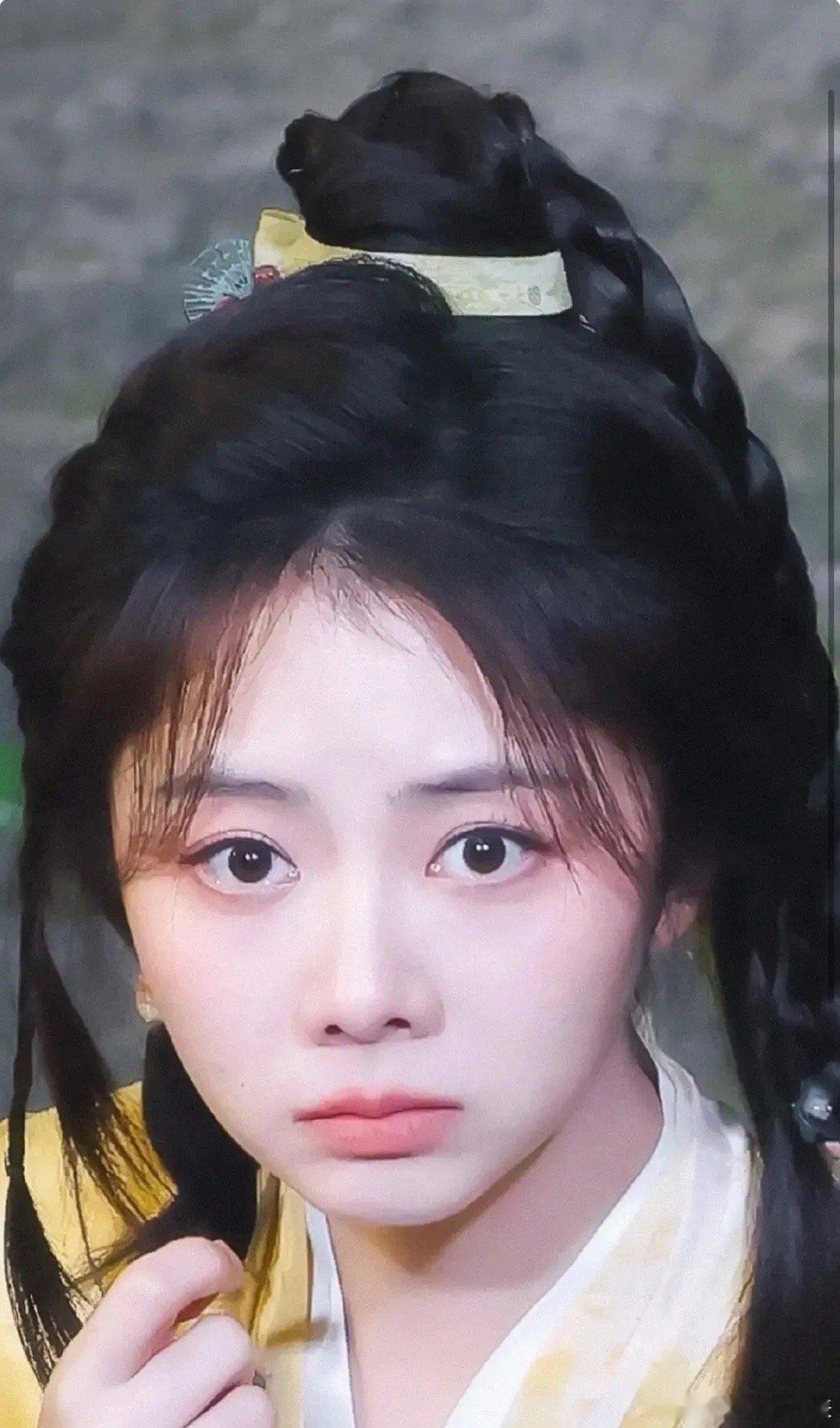 现在女明星都流行口红涂出界，堪比丰唇术。 ​​​