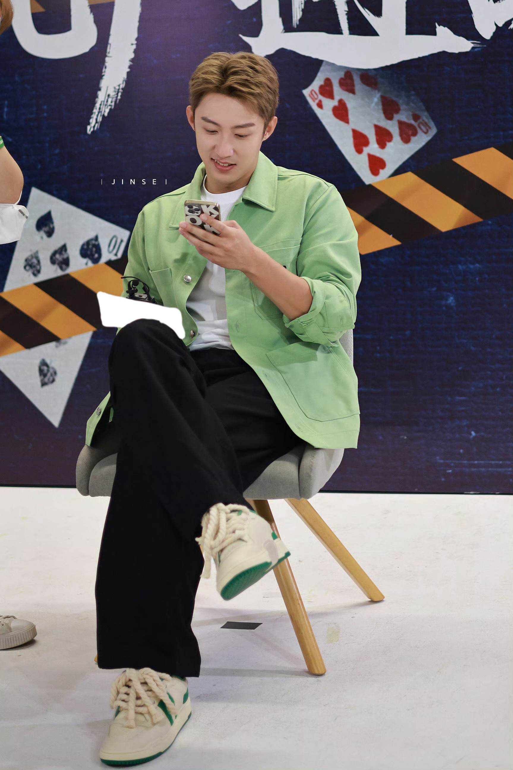 分别是831和910。黄毛爆改制服禁欲大帅哥…… 