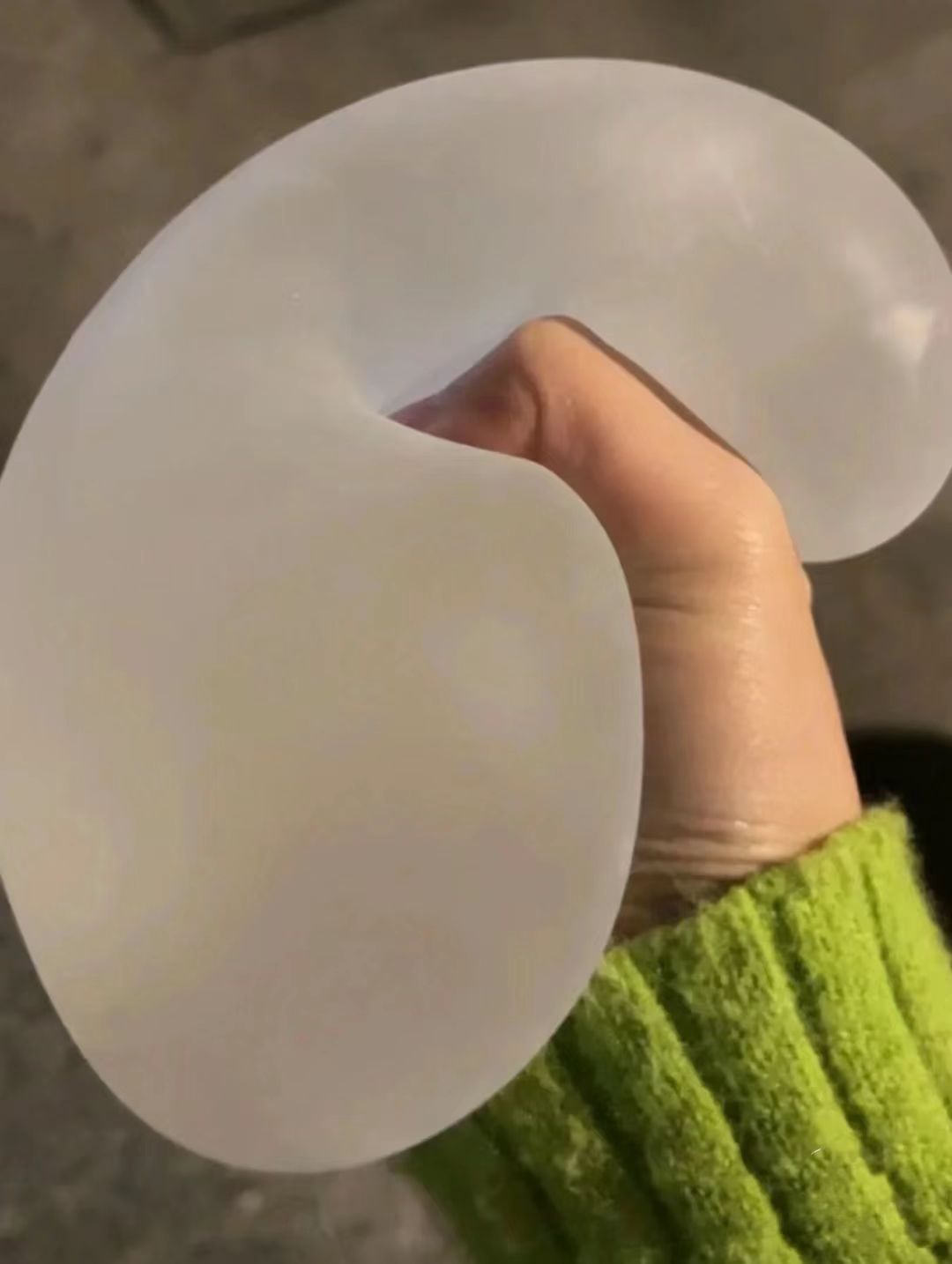 超有用的生活经验：1、姨妈漏在床上了，可以在床单下垫几张纸，上面弄点水打湿有血迹
