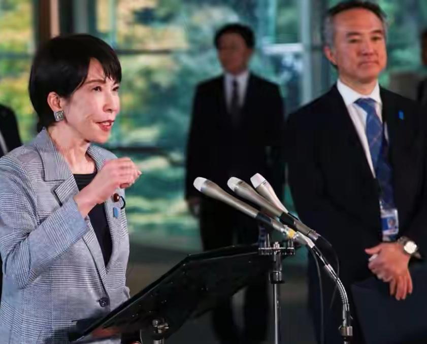 日本政局因高市早苗的一系列动作而持续震荡，而在一片“强化安全”的声浪中，最先悄然