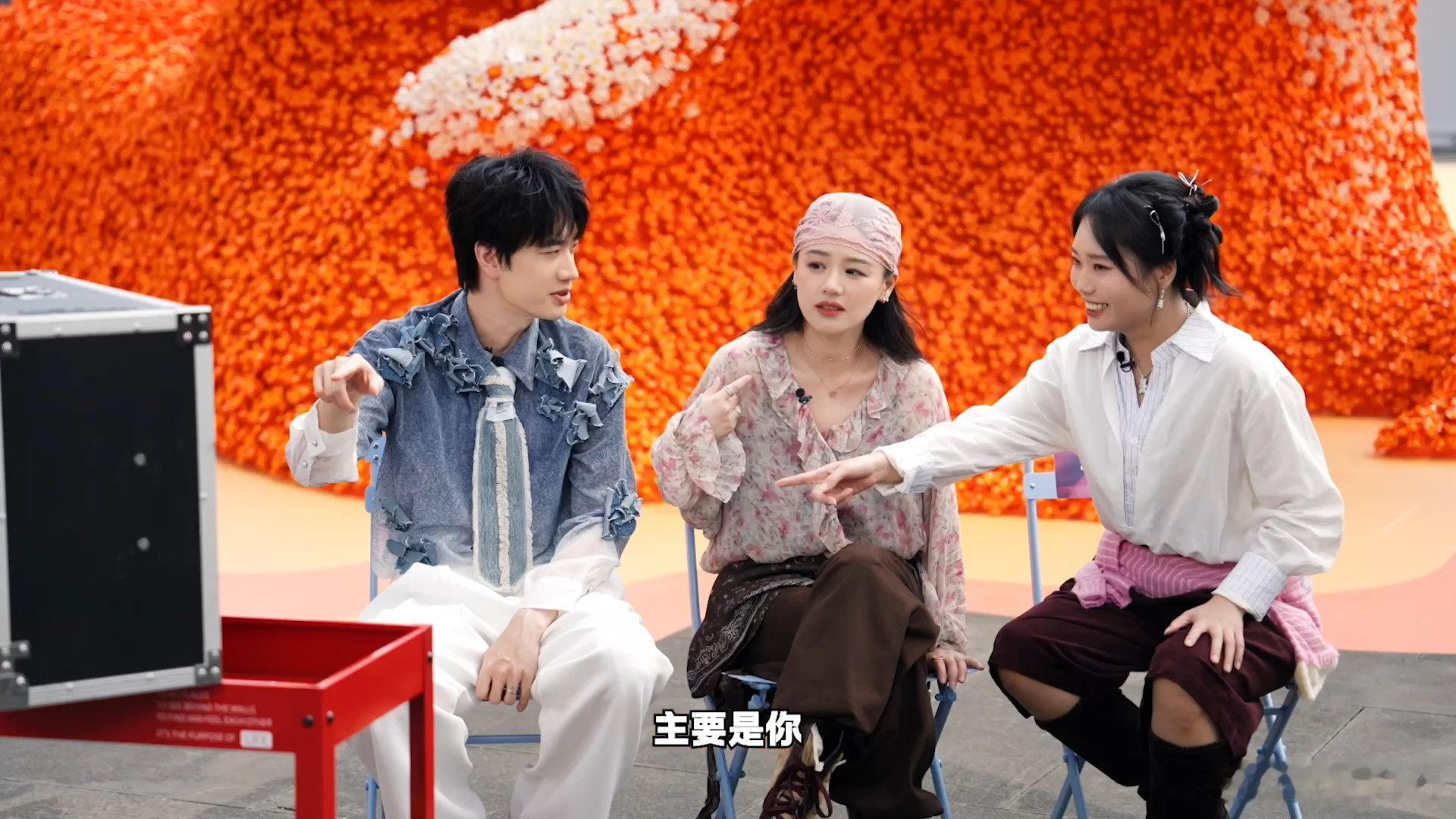 马思纯李雪琴庞博一起想开了 进玩心花廊之前：逛展嘛，随便看看。进去之后：笔记做满