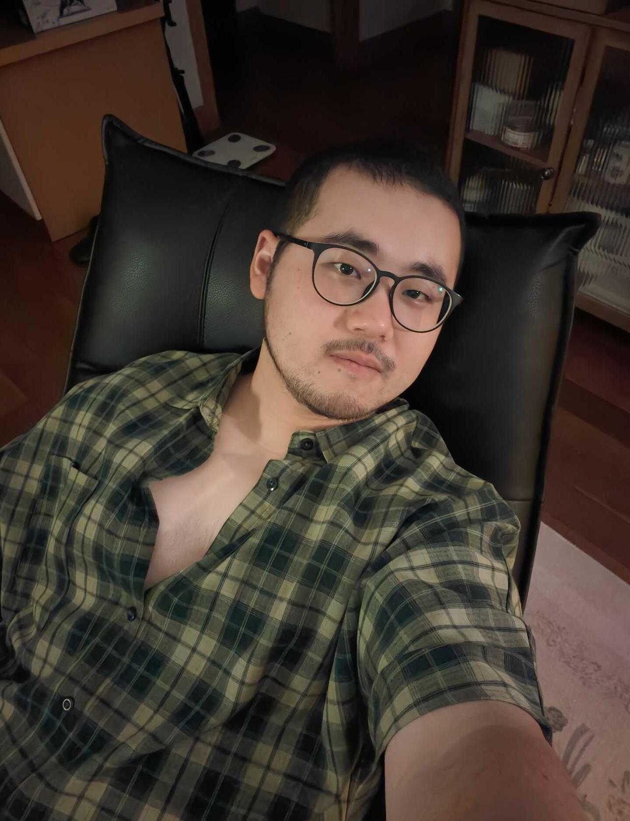 杭州已经开始🌧️了
介绍一个小哥哥