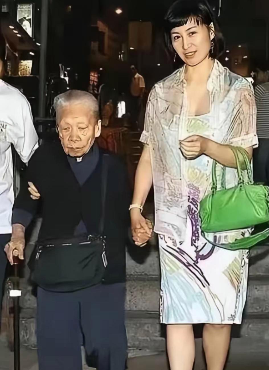 刚刚刷到这张照片，瞬间被感动。
何超琼的贴身保姆晶姐，从小把她带大，两人情同母女