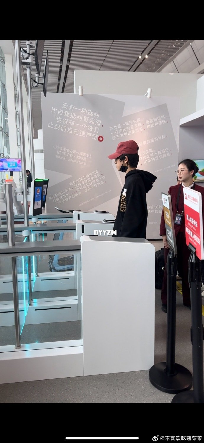 陈浚铭回海口 陈浚铭重庆飞海口，终于要回来继续拍戏啦！期待这个谢逸舟学长，好久不