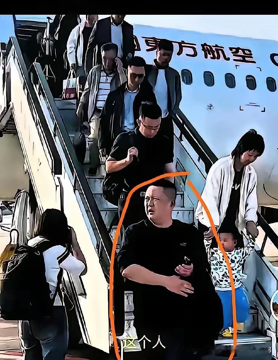 欧某某走下了东航飞机的照片被曝光，这是他最后一次乘东航飞机了，从此，他与东航无缘