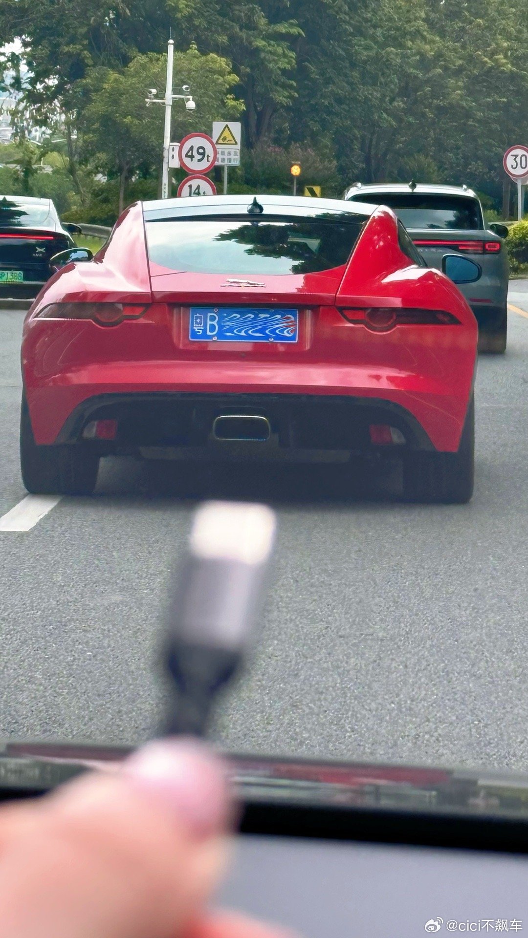 好想上去给他充个电大v聊车捷豹f-type ​​​