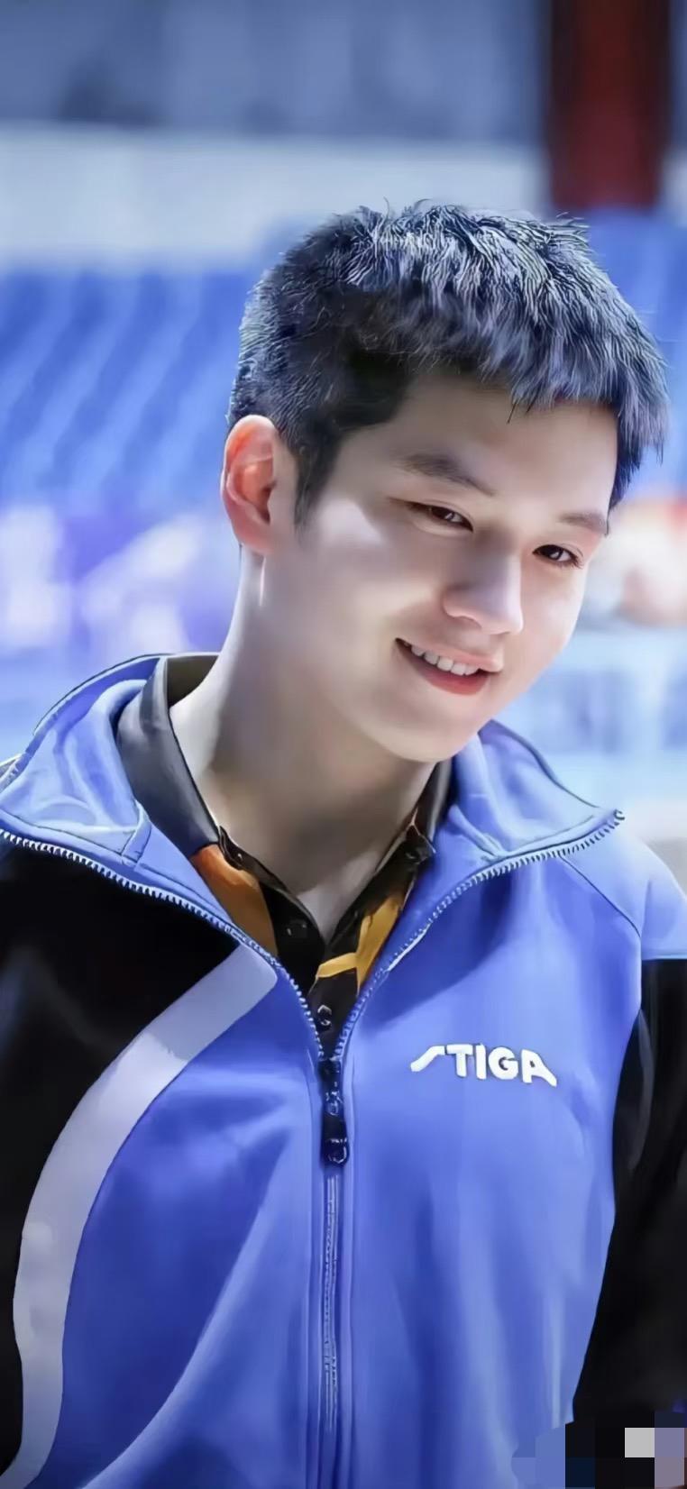 这两天被樊振东迷的不要不要的，
我回家吃晚饭就刷抖音，
把樊振东的所有视频都刷了