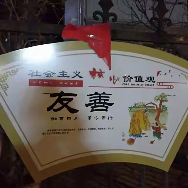 东京街头有民众手持写着中国对不起的牌子，画面在网络快速传播，很多人只看到表面的道