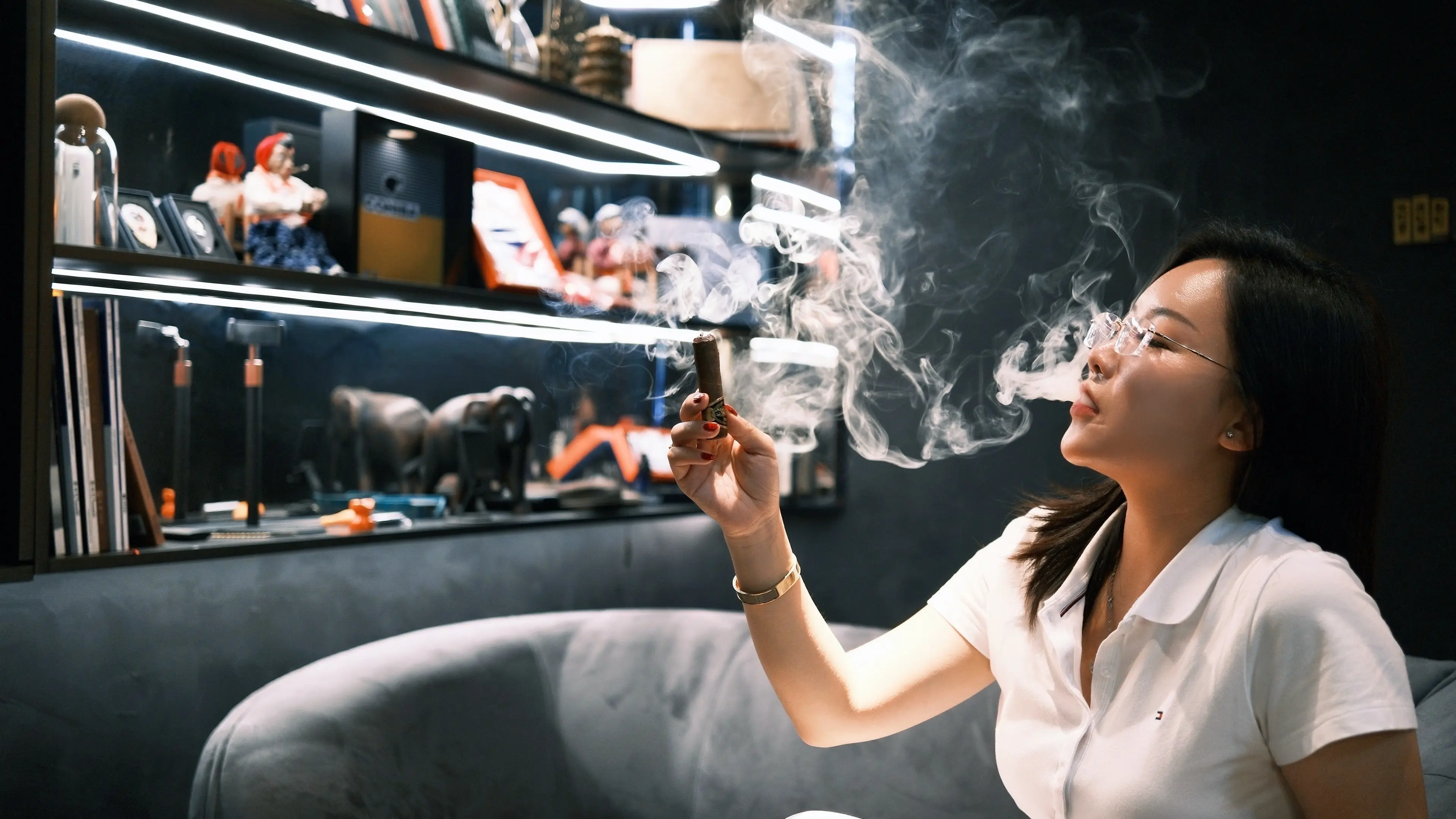 有一个早晨，我扔掉了所有的昨天 从此我的脚步就轻盈了。 我摊开手，允许一切流走