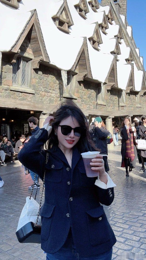 手机相册推我的旧照片北京环球影城 ，好像是哪一年的这一天，北京的风真大啊 