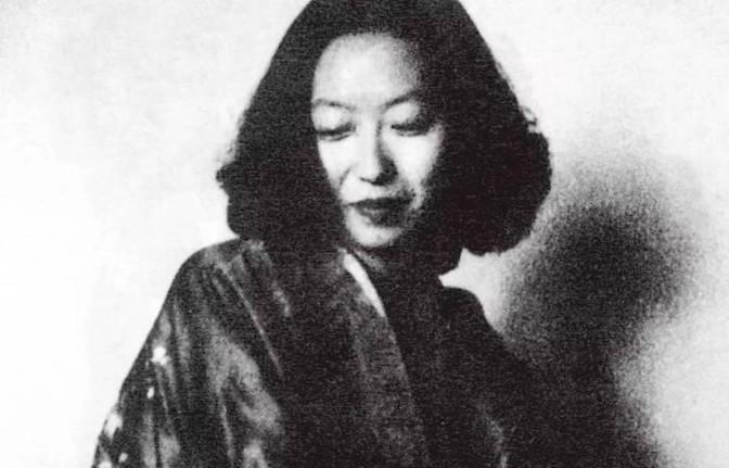 1995年，张爱玲在美国出租屋内去世，尸体一周后才被发现。她一丝不挂地躺在床上，