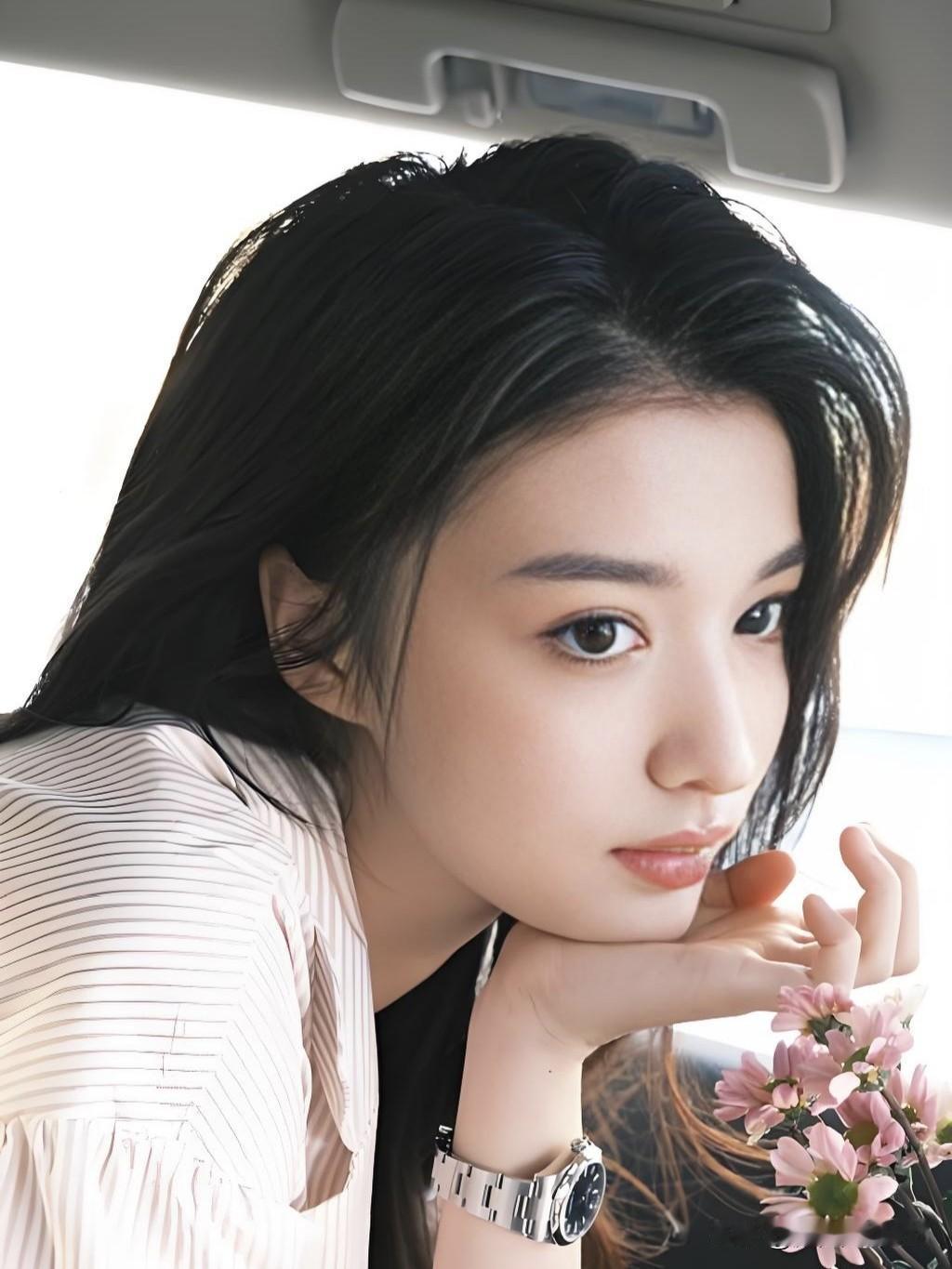 王楚然，眉眼如画，气质出尘。一颦一笑间，既有古典东方美人的温婉，又不失现代女性的