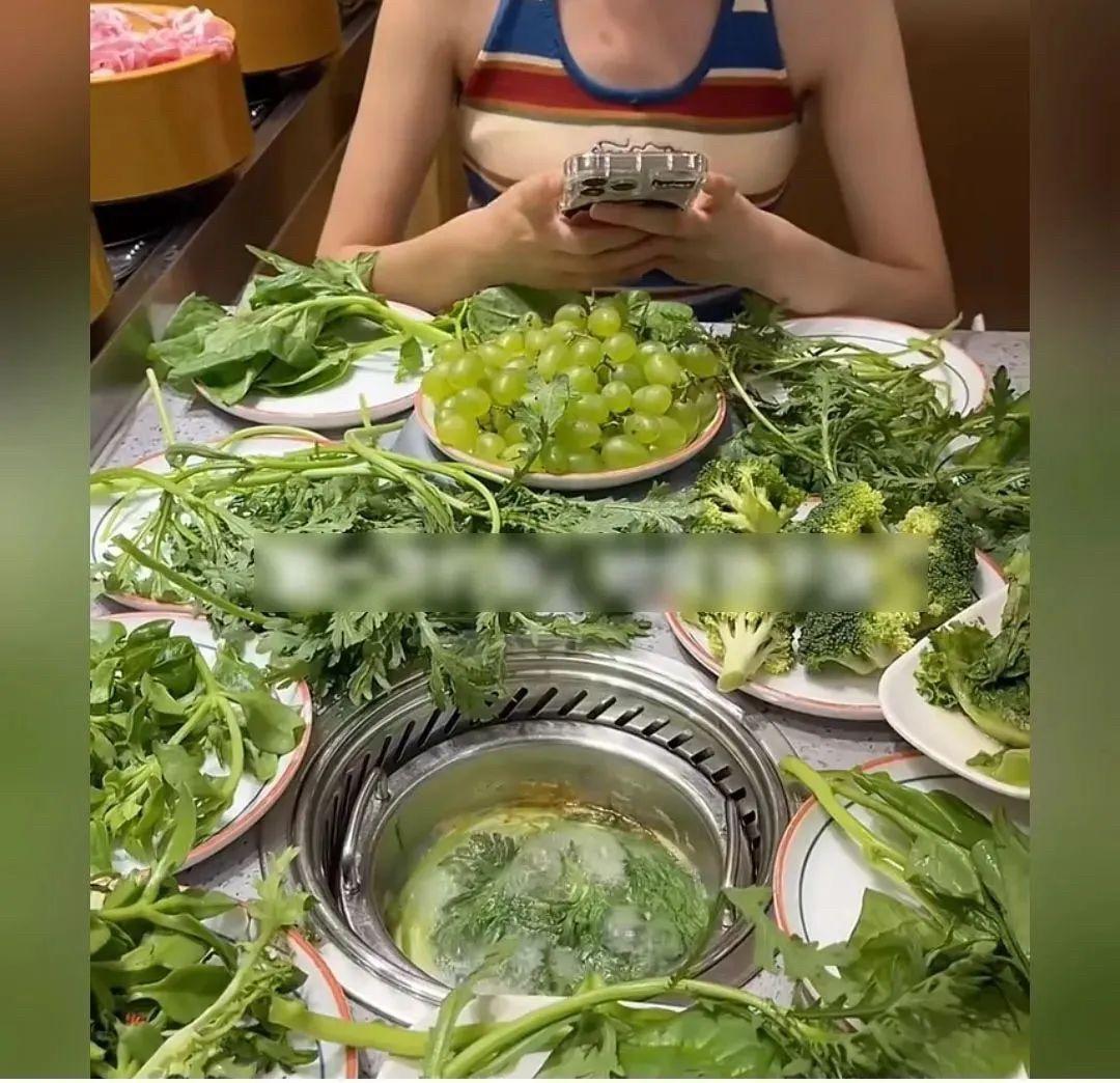 第一次约会，今天我请她吃饭，菜上齐了，她说她不饿#自古评论区出人才