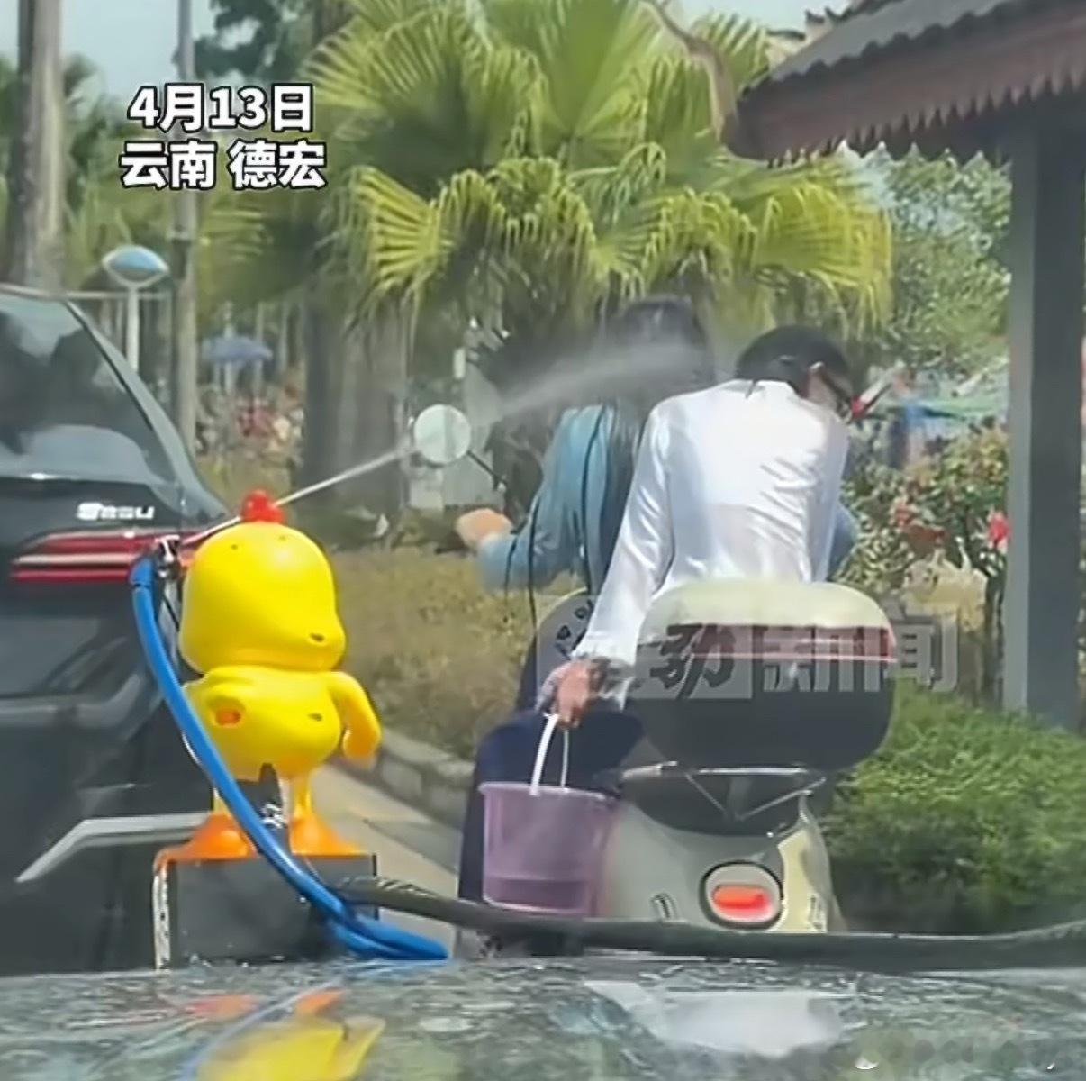 云南泼水节车前喷水小鸡袭击路人虽然不太了解那边的习俗，但是这样直接喷路人不太好吧
