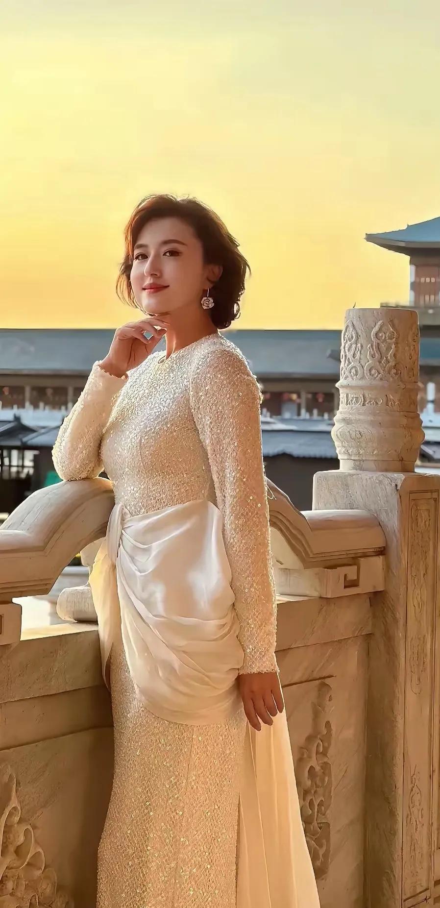 这是央视最喜欢的一个美女主持人，气质美，真的越看越舒服，一个有特点的主持人，温婉