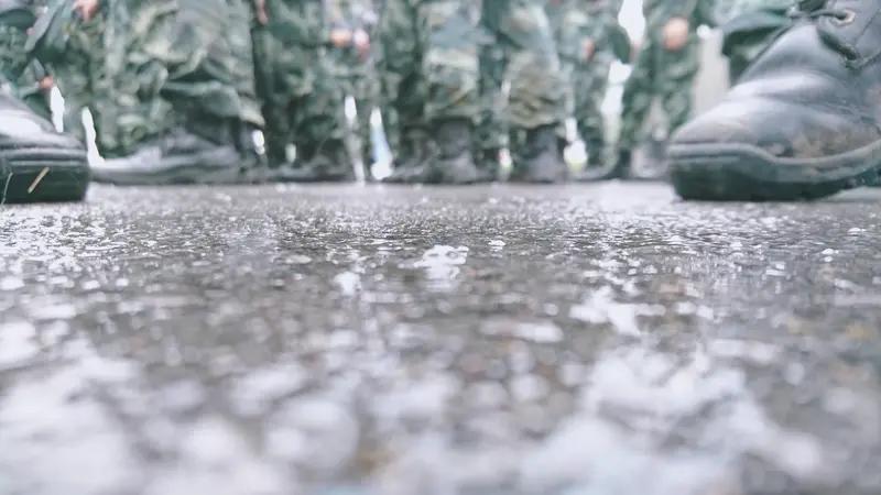 新兵投弹险情，安全员神反应

训练场手榴弹脱手，新兵懵了，安全员一把拽过人扑进掩