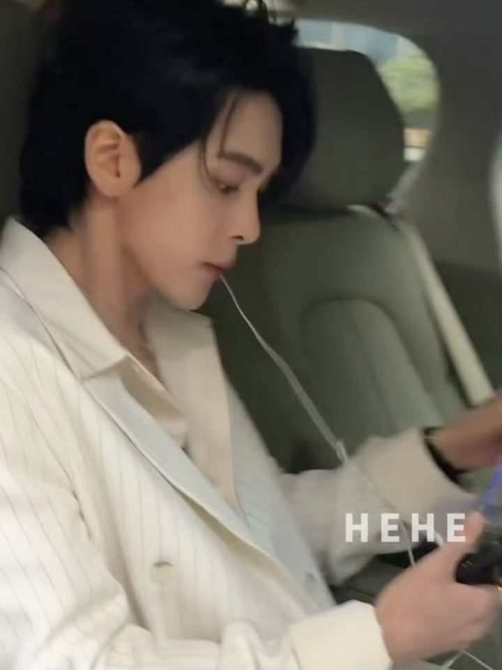 曾舜晞的下颌线能不能借我用一用 