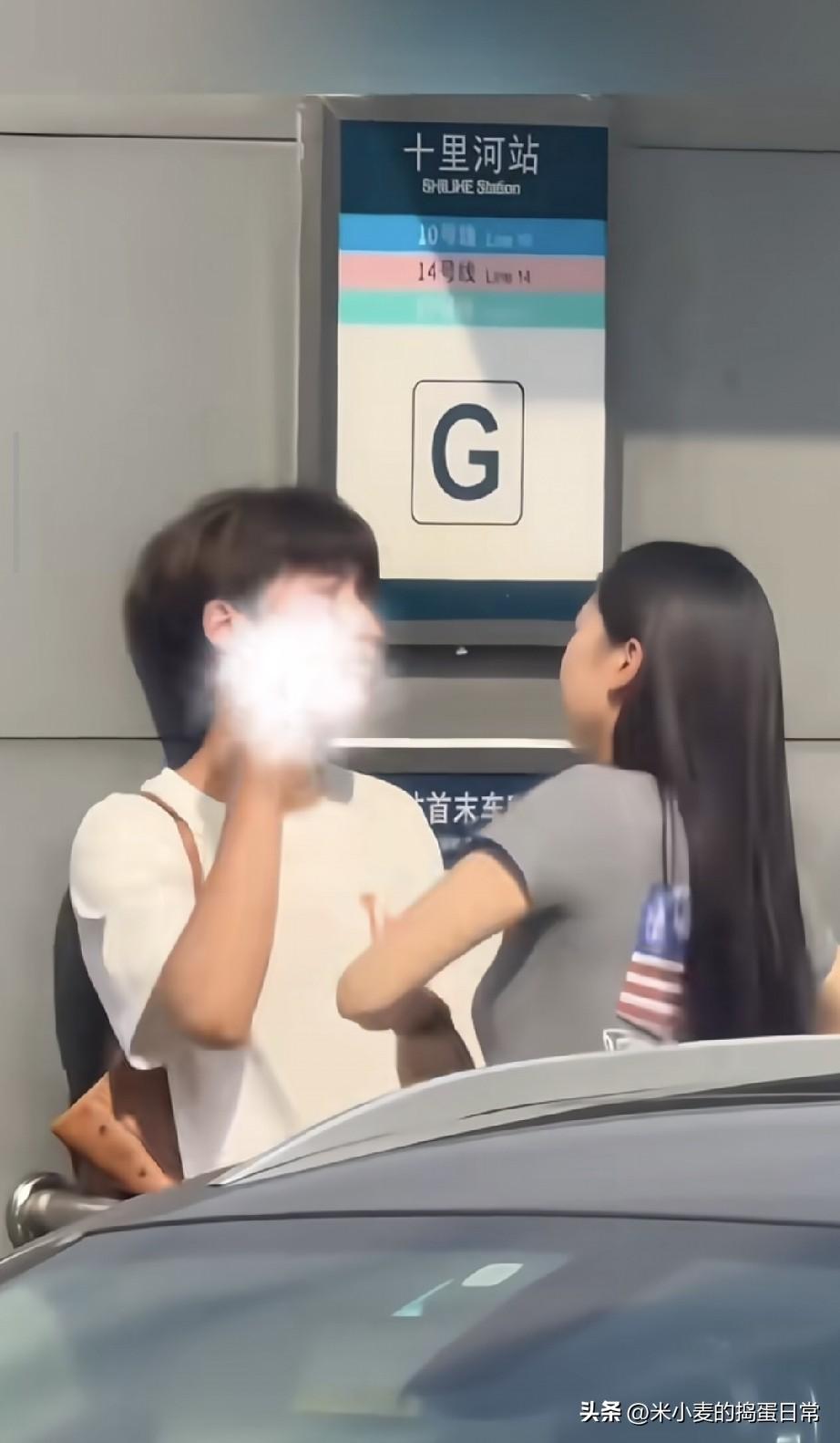 感情里一味妥协真的对吗？

女生站在对面，连续抬手扇向男生，男生全程站在原地，既