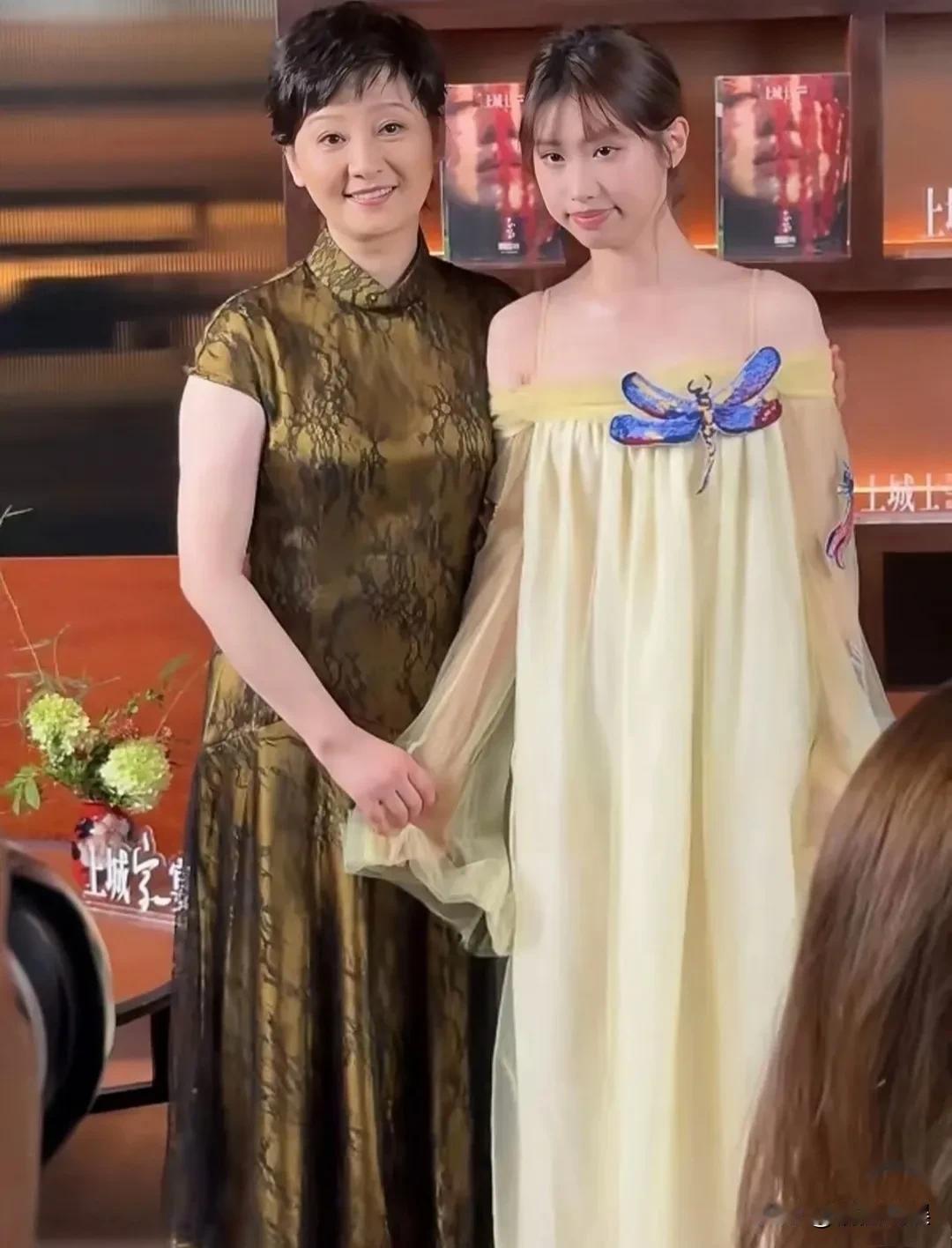 现在的徐帆肯定难受死了，就像吞了苍蝇一样恶心！
原本带着十八岁女儿出来的目的，就